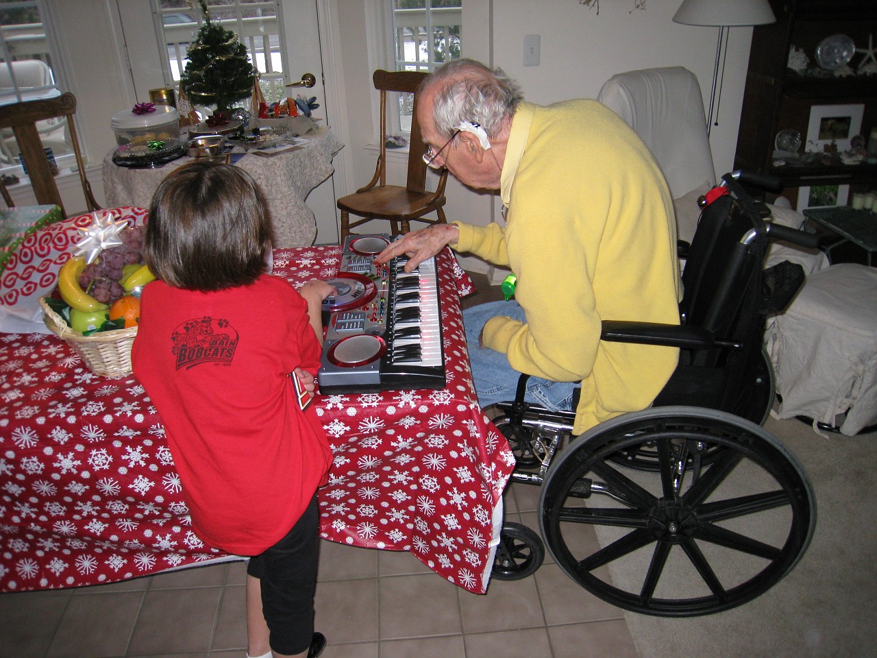 Christmas 2007 Kasdorf Misselhorn Gathering 056.jpg - Christmas 2007! The Misselhorn, Kasdorf and Burns families come together for the celebration! Lots of talk, food, presents, food and visiting.
